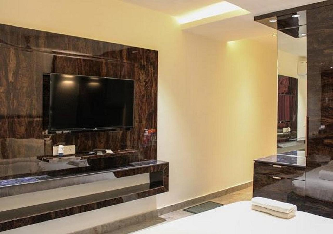 Hotel Aman Palace Ню Делхи Екстериор снимка