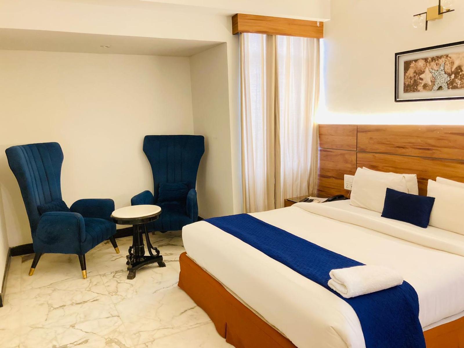 Hotel Aman Palace Ню Делхи Екстериор снимка